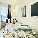 Long Room In Shared Apartment In Ues - Manhattan