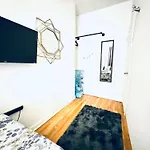 Long Room In Shared Apartment In Ues - Manhattan